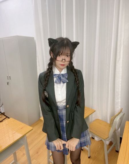 忘了戴胸罩被同学摸了一节课-免费点播琪琪电影网